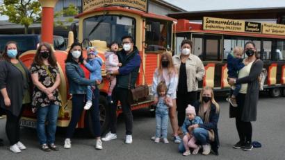 Bild: jr
Eine Fahrt mit der Bimmelbahn erlebten die Kinder des Kinderhauses „Purzelbaum“, als sie jetzt vom ehemaligen Standort der Krippe in der Bahnhofstraße zur neuen Einrichtung der Lebenshilfe umgesiedelt wurden.