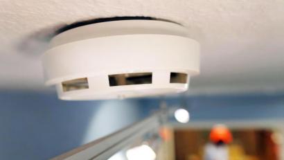 Symbolbild: Martin Gerten/dpa
Rauchmelder können Leben retten: Deshalb gibt es hier von Experten aus unserer Region Tipps für den richtigen Einsatz in den eigenen vier Wänden.