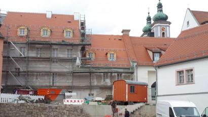 Bild: pz
Schon weit fortgeschritten ist der Bau der Natursteinmauer, die die künftige Parkfläche am neuen Cäcilienplatz im Mühlenviertel begrenzt. Im Hintergrund die Rückseite des Anwesens Brauhausstraße 2.