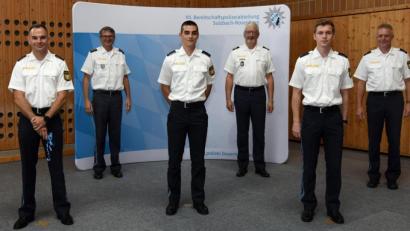 Bild: Martin Bösl/exb
Besonders geehrt wurden die drei Seminarbesten (vordere Reihe, von links) Max Wagner, Florian Zichaus und Benjamin Vogelhuber durch 
(hintere Reihe, von links) Abteilungsführer Leitenden Polizeidirektor Stefan Beil, Polizeipräsident Udo Skrzypczak und Seminarleiter Polizeioberrat Thomas Scherer.