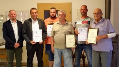 Bild: u
Langjährige Mitglieder ehrt der Geflügelzuchtverein Schnaittenbach-Hirschau (von links): Vorsitzender Gerhard Heindl, Zweiter Bürgermeister Uwe Bergmann (20 Jahre Treue), Christian Birner (15 Jahre), Georg Nagler (60 Jahre), Christian Pausch (20 Jahre) und Adolf Schmidt (70 Jahre).
