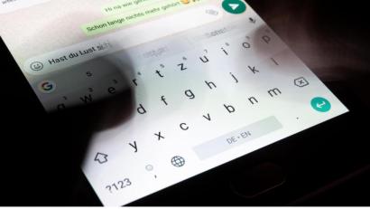 Symbolbild: Fabian Sommer
Die Polizei warnt vor allem viele junge Menschen davor, strafbare Bild- und Videodateien in Gruppenchats zu verschicken.