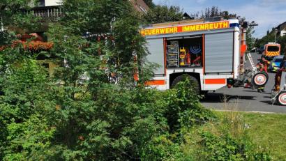 Bild: mde
Nur schwer einsehbar ist die Böschung von der Siedlungsstraße aus. Ein Mann war mit seinem Motorrad den Hang hinabgestürzt, nachdem er von der Fahrbahn abgekommen war.