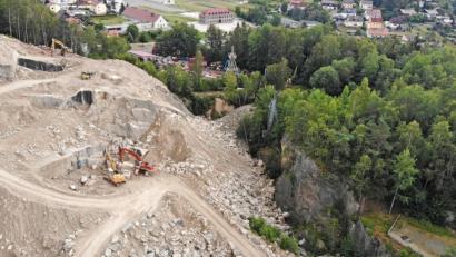 Bild: privat
Eine Luftaufnahme des Steinbruchs Wurmstein in Flossenbürg. Im Hintergrund die ehemalige Kommandantur des Konzentrationslagers. Unten rechts die Aussichtsplattform, unterhalb die sogenannte Häftlingswand.