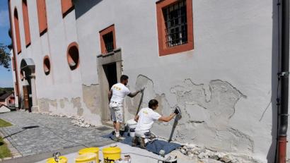 Bild: gz
Gerade am unteren Teil der Kirchenmauer waren Ausbesserungen erforderlich.