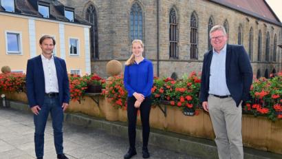Bild: Susanne Schwab, Stadt Amberg
Oberbürgermeister Michael Cerny (rechts) gratuliert Julia Münster, die ihre Ausbildung zur Diplom-Verwaltungswirtin (FH) als Drittbeste von 502 Teilnehmern in ganz Bayern abschloss, sowie Thomas Rogenhofer, der seine Fortbildung zum Verwaltungsbetriebswirt (BVS) mit der Note 1,0 absolvierte.
