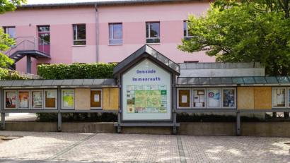 Bild: bkr
Die zerstörten Scheiben der Schaukästen sind mittlerweile mit Holzplatten überdeckt worden.