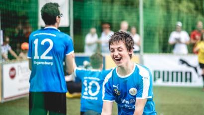 Bild: Andreas Adam/exb
Grund zum Jubeln für die Kinder, Jugendliche und junge Erwachsenen. Ein Ableger des Teams Bananenflanke startet in Neustadt mit den Training.
