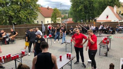 Bild: David Martynec/exb
Für manche ist es Alkoholmissbrauch, für andere ein geselliges Geschicklichkeitsspiel: Bei der ersten Bierpong-Meisterschaft im Fuchsbeck-Hof im vergangenen Jahr 2020 lief noch alles reibungslos: Die Stadt hatte keine Einwände gegen das bei Jüngeren beliebten Spiel.