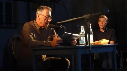 Bild: hka
Buchhändler Ralf Volkert (rechts) im Gespräch mit seinem Gast Hubert Achleitner. Der als Hubert von Goisern bekannte Musiker aus Österreich las aus seinem ersten Roman "Flüchtig".