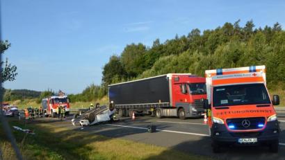 Bild: dob
Nur leichte Verletzungen trug ein junger Mann davon, der sich mit seinem Audi auf der A6 überschlagen hatte.
