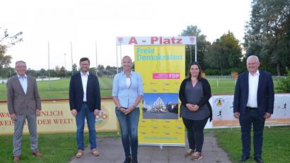 Bild: Kunz
Die FDP geht selbstbewusst in den Bundestagswahlkampf. Von links: Bürgermeister Reinhold Wildenauer, Landtagsabgeordneter Christoph Skutella, Direktkandidatin Silke Klotz, Sandra Pauly und Bundestagsabgeordneter Thomas Hacker.