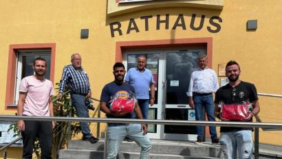 Bild: oe
Zur Europatour gehört auch Ammerthal: Ranel Josef (Zweiter von links) und Guy Kopela (rechts) besuchen die 
Partnergemeinde, vertreten durch (hinten links) Ersten Bürgermeister Anton Peter und Zweiten Bürgermeister
Georg Paulus (hinten rechts).