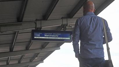 Bild: Gabi Schönberger
Kurzfristig umplanen: Am Mittwoch war auch am Bahnhof Weiden oft Improvisationstalent gefragt. Viele Züge fielen ersatzlos aus.