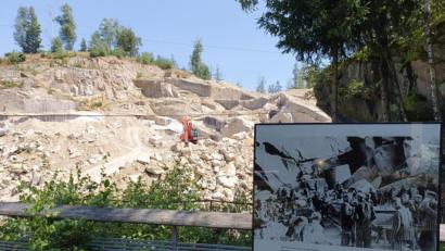 Bild: Würth, Wolfgang
Auf der Aussichtsplattform erklären Schautafeln, dass hier im Steinbruch Wurmstein schlimme Dinge passiert sind. Im Hintergrund die Maschinen, die noch immer Granit im ehemaligen KZ-Steinbruch abbauen.