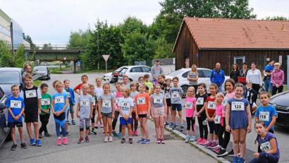 Bild: twi
Beim Feriensportfest für Kinder war die Resonanz enorm. Das Bild zeigt nur einen Teil der Kinder, die darauf warteten, die verschiedenen Disziplinen zu absolvieren.