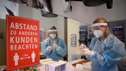 Bild: Robert Michael/dpa
Das Friseurhandwerk war vom ersten Lockdown besonders betroffen: Eine Mitarbeiterin im Friseurstudio wertet einen Antigen-Schnelltest aus.