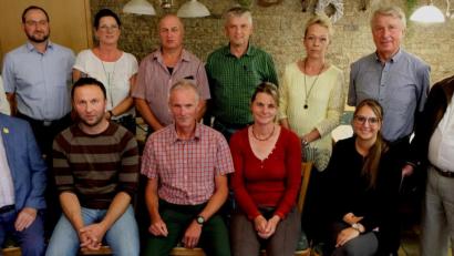 Bild: le
Der neue Vorstand mit (sitzend, von links) Klaus Kahler ( Hauptverein Weiden ), Schriftführer Manfred Bock, Vorsitzendem Markus Staschewski, Zweiter Vorsitzender Renate Staschewski und Schatzmeisterin Sabrina Lacher. Stehend, von links: Günter Drechsler, Thomas Stetter, Gisela Mutterer, Sigi Schell, Norbert Meierhöfer, Martina Vrhovec, Peter Ruckdäschel und Fred Lehner.