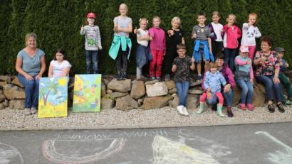 Bild: njn
Viel Spaß hatten die Kinder beim Bemalen der Straße und von Bildern. Auf dem Bild AsF-Vorsitzende Brigitte Scharf (Zweite von rechts) und SPD-Ortsvorsitzende Petra Thomas (links).