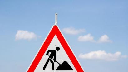 Bild: Jan Woitas/dpa
Nach einem Unfall auf einer Baustelle in Artelshofen prüft die Polizei, ob ausreichend auf die Gefahr hingewiesen worden ist.
