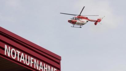 Symbolbild: Julian Strateschulte/dpa
Eine Frau wird zwischen zwei Pferden eingeklemmt und dabei schwer verletzt.