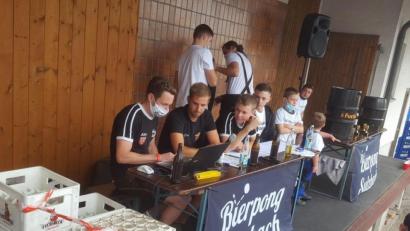 Bild: David Martynec/exb
Die Organisatoren Alex Pröll, David Martynec und Nico Dirschedl werten beim Bierpong-Turnier 2020 im Fuchsbeck-Hof die Punkte der Teams aus.