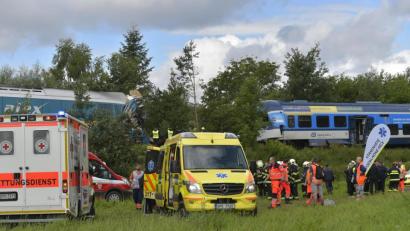 Bild: Chaloupka Miroslav/CTK/dpa
Am Mittwochmorgen sind in der Nähe des Dorfes Milavèe zwischen den Bahnhöfen Domalice und Blíejov in Tschechien zwei Züge zusammengestoßen.