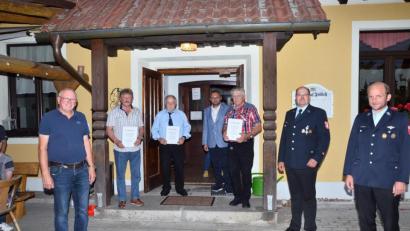 Bild: fjo
Bei der Feuerwehr Pfrentsch gibt es mit Bernhard Burger, Gerhard Krämer und Johann Preßl (mit Urkunden, von links) drei neue Ehrenmitglieder.