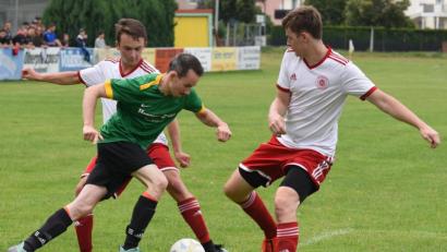 Bild: gb
Phillip Kraus vom ATSV Tirschenreuth (Mitte) will auch gegen den Spitzenreiter aus Selb wirbeln. Dagegen müssen die Wiesauer Tim Bächer (links) und Fabian Nickl bei der Landesliga-Reserve des SV Mitterteich ran.