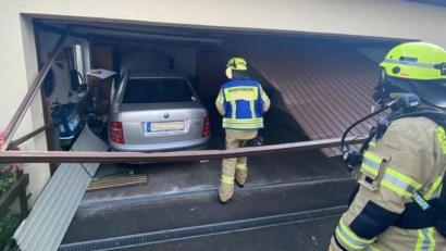 Bild: Polizeiinspektion Sulzbach-Rosenberg
Ein Mann aus Sulzbach-Rosenberg beschädigte mit dem Auto eine Garage.
