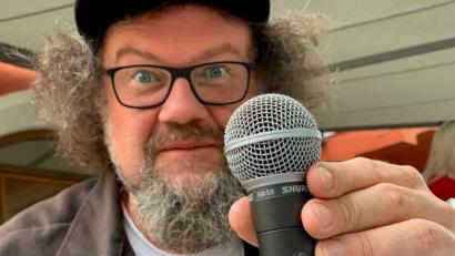 Bild: roa
Sänger Winni Wonder hält das Mikrofon der Amberger Rock-Legende Georg Übler von Major Knockout in den Händen.