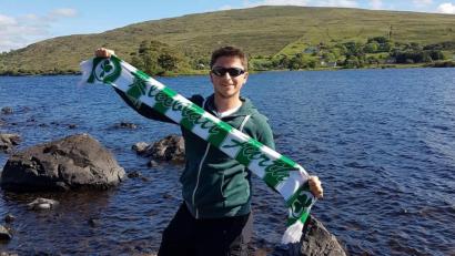 Bild: Hoffmann/privat
Martin Hoffmann hält den Fan-Schal von der SpVgg Greuther Fürth auch auf Reisen hoch.