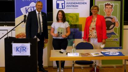 Bild: Dominik Fischer/exb
Kreisjugendring-Vorsitzender Jürgen Preisinger (links) übergibt den Comicband über eine jüdische Familie an das Mitglied der Trachtenjugend Franziska Lang (Mitte). Sonja Schmid, Koordinatorin der Partnerschaft für Demokratie im Landkreis Tirschenreuth, erläuterte den Hintergrund zur Geschichte.
