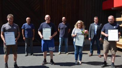 Bild: jr
Jahrzehntelang treue Mitarbeiter ehrte die Firma Weck-Holz-Gmbh in Königshütte. Das Bild zeigt, (von links) Thomas Forster, Seniorchef Eberhard Kirchner, Jiri Maly, Geschäftsführer Johannes Kirchner, Angelika Wilholm, IHK-Geschäftsführer Florian Rieder und Erwin Thoma.
