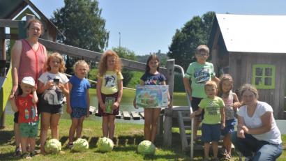 Bild: Martin Stigler/exb
Unser Bild zeigt die Preisträger des Kohlrabi-Wettbewerbs und weitere Kinder, zusammen mit den Organisatorinnen Bettina Gilch (links) und Kathrin Lingl (rechts).