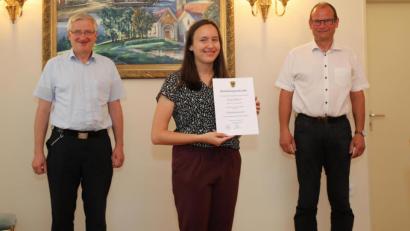 Bild: njn
Verwaltungsfachangestellte Anja Dietrich wurde zur Standesbeamtin bestellt. Mit auf dem Bild Bürgermeister Johannes Reger (links) und Verwaltungsrat Hubert Wojtenek (rechts).