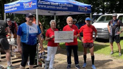 Bild: Bernd Hofmann/exb 
Der Fanclub Nabburg/Oberpfalz unterstützt die Leukämiehilfe mit einer Spende. Im Bild Lauf-Organisator Armin Wolf, Veronika und Bernd Hofmann sowie Wolfgang Schleicher (von links) bei der Übergabe.
