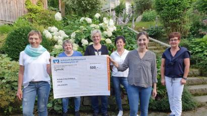 Bild: fz
Die Landfrauen Naabdemenreuth spenden 500 Euro aus dem Palmbuschen- und Osterkuchenverkauf.