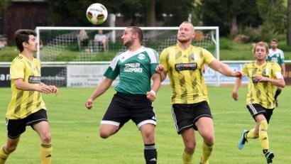 Bild: gb
Der SV Plößberg (Zweiter von links Christoph Schmidkonz) feierte am Sonntag gegen die DJK Neustadt (von links Josef Fahrnbauer, Heiko Markl und Bastian Forste) mit 5:0 den ersten Sieg in dieser Saison. Auf den warten noch der FC Vorbach, VfB Mantel, TuS/WE Hirschau und die DJK Neustadt/WN.