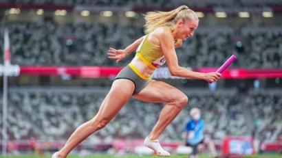 Bild: Michael Kappeler/dpa
Corinna Schwab legte einen starken Sprint als Startläuferin der 4x400-Meter-Stafel der Frauen hin und übergab als Zweite den Stab.