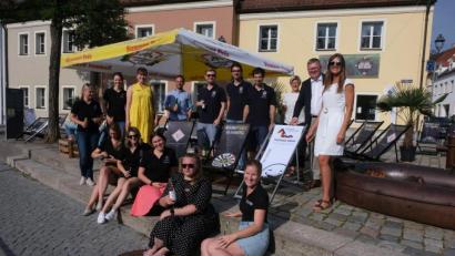 Bild: usc
Im August, wöchentlich von Donnerstag bis Sonntag, laden Round Table, Ladies‘ Circle und Rotaract zum Chillout an der Vils in der Schiffgasse ein. Einen Teil der Liegestühle haben die Stadtwerke gespendet, die Palmen steuerte das Stadtmarketing bei.