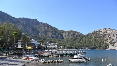 Bild: Anne Pollmann
Der kleine Hafen des Touristenorts in der Provinz Mugla. Einwohner des Ortes haben erst kürzlich tagelang gegen die Flammen in den umliegenden Bergen gekämpft, um den Ort zu schützen. Foto: Anne Pollmann/dpa