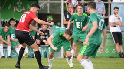 Bild: Andreas Brückmann
Hier geblieben! Der Feuchter Timo Gratz (links) hindert in dieser Szene den Ammerthaler Lukas Dotzler mit einem beherzten Griff ans Trikot am Weiterlaufen. Kurz vor der Pause ließ sich der DJK-Angreifer bei seinem Treffer zum 1:0 dann aber nicht bremsen.