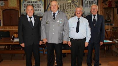 Bild: heb
Bezirksvorsitzender des Bayerischen Soldatenbunds Horst Embacher (links) und Kreisvorsitzender Ferdinand Lienerth (rechts) zeichneten Josef Meisl (Zweiter von links) und Josef Böhm (Zweiter von rechts) aus.