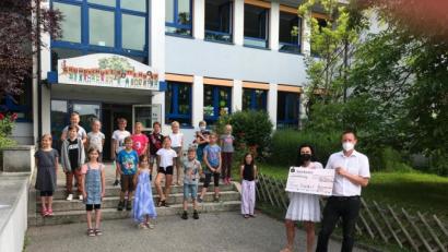 Bild: Matthias Schanderl/exb
Die Kommunionkinder übergaben den Scheck an Matthias Schanderl.