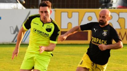 Bild: Schrems
Prominente Unterstützung für den SV Poppenreuth: Skerdilaid Curri (rechts), ehemaliger Zweitliga-Profi von Erzgebirge Aue, half der Steinwald-Elf am Donnerstag gegen den 1. FC Trogen (im Bild Tizian Bagnoli) aus.