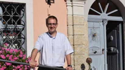 Bild: szl
Nach zwei Jahren als Kaplan in Tirschenreuth, tritt Daniel Fenk zum 1. September seine erste Pfarrer-Stelle in der Pfarrei Grafenwöhr an.