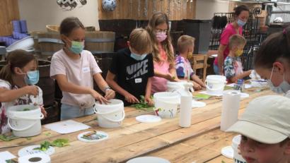 Bild: krb
Kinder haben im Rahmen des Kinderferienclubs gelernt, Bokashi-Biodünger herzustellen.