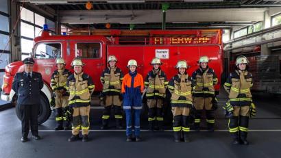 Bild: Johannes Werner/exb
Acht Feuerwehranwärter schlossen die Modulare-Trupp-Ausbildung ab. Im Bild (von links): Kreisbrandmeister Roland Frank, Max Trottmann, Sebastian Reimann, Frederik Römer, Agnes Neuner, Henrik Haulena, Julia Bäuml, Paul Kasseckert und Ramona Gleixner.