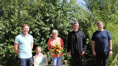 Bild: ads
Die Leiterin der KiTa St. Konrad Ammersricht Elisabeth Gromes (Mitte) wurde von Johannes Sonntag von der Kirchenverwaltung mit Töchterchen Magdalena sowie Pfarrer Michael Jakob und Kirchenpfleger Günter Weigl (v.l.) in den wohlverdienten Ruhestand verabschiedet.